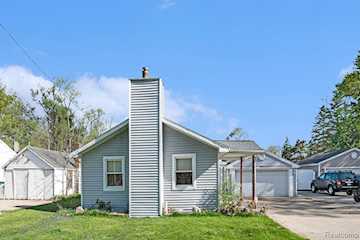 932 R G Curtiss Ave in Lansing, MI Photo 4