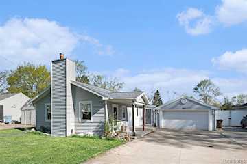 932 R G Curtiss Ave in Lansing, MI Photo 3