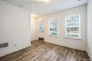 587 Anne Ave in Brighton, MI Photo 4