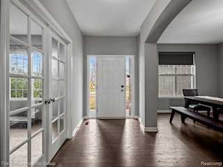 981 Corbin Rd in Rochester Hills, MI Photo 2