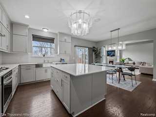 981 Corbin Rd in Rochester Hills, MI Photo 5