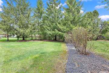 22574 Autumn Park Blvd in Novi, MI Photo 5