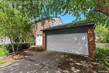 21950 Greentree Ln in Novi, MI Photo 2