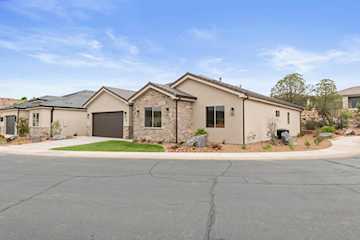 2240 W Sunbrook DR #16 St George, UT 84770 home for sale, MLS#25-261082 - Erika Rogers Photo 2