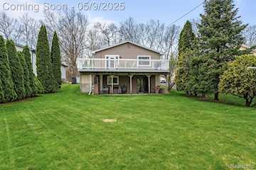 4945 Walker Dr in Brighton Twp, MI Photo 4