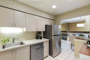 39507 Country Ln in Novi, MI Photo 5