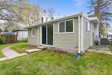 10281 Grove Dr in Green Oak Twp, MI Photo 4