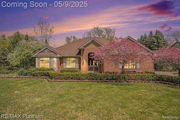 2053 Channel Dr in Brighton Twp, MI Photo 2