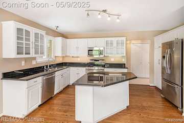 2053 Channel Dr in Brighton Twp, MI Photo 4