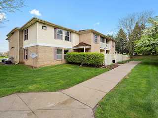 61007 Greenwood Dr in South Lyon, MI Photo 2