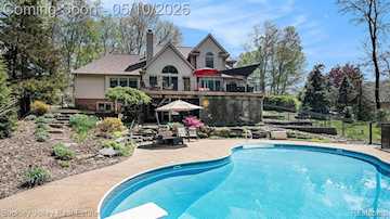 6858 Corrigan Dr in Hamburg Twp, MI Photo 2