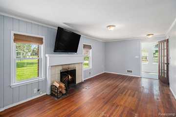 416 W Caroline St in Fenton, MI Photo 3