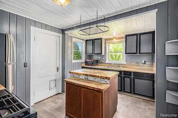 416 W Caroline St in Fenton, MI Photo 4