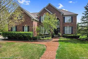 49235 Braeburn Ln in Novi, MI Photo 2