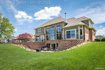 256 Inverness in Highland Twp, MI Photo 2