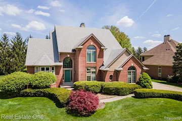 4458 Hycliffe Dr in Troy, MI Photo 3