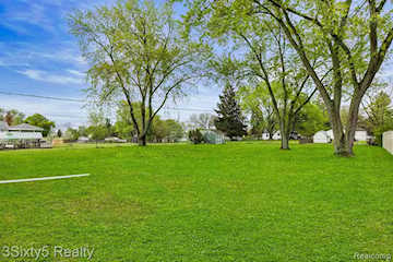 367 Carter Dr in Troy, MI Photo 2