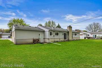 367 Carter Dr in Troy, MI Photo 3
