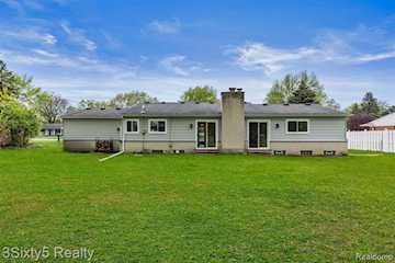 367 Carter Dr in Troy, MI Photo 5