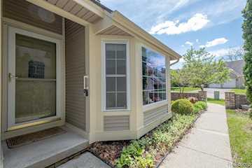902 Whisperwood Dr in Fenton, MI Photo 4