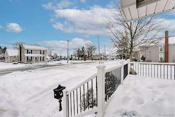 203 6th St in Fenton, MI Photo 5