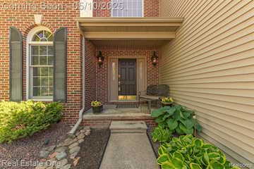 1090 Shetland Dr in South Lyon, MI Photo 4