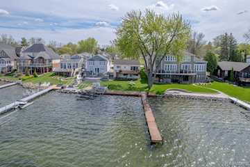 2414 Cranewood Dr in Fenton Twp, MI Photo 2