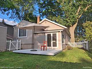 2827 Gardner Ave in Berkley, MI Photo 2