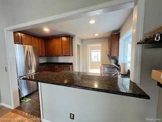2827 Gardner Ave in Berkley, MI Photo 4
