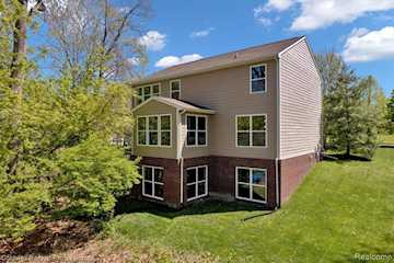 1060 Tinley Blvd in Oxford Twp, MI Photo 4