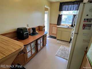 1452 E Madge Ave in Hazel Park, MI Photo 5