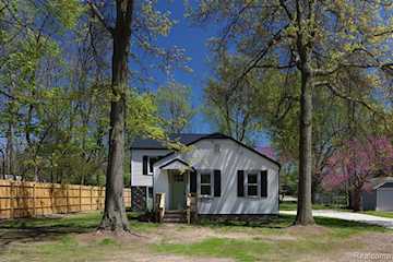 133 Avon Dr in Bedford Twp, MI Photo 2