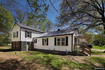 133 Avon Dr in Bedford Twp, MI Photo 3