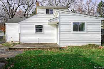 967 Keith St in Oxford Twp, MI Photo 5
