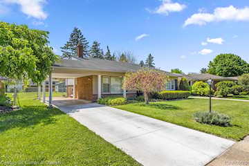 29531 Mark Ln in Livonia, MI Photo 2