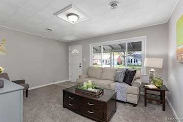 26110 Nagel St in Roseville, MI Photo 4