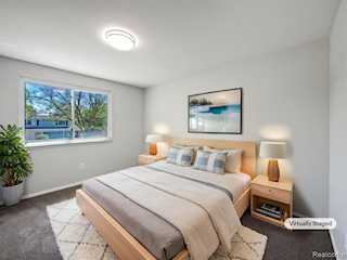 2749 English Dr in Troy, MI Photo 4