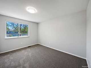 2749 English Dr in Troy, MI Photo 5