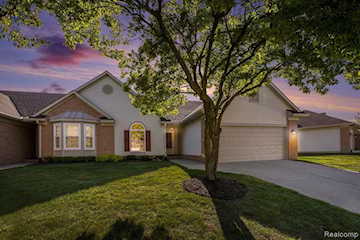 413 Mulberry Dr in Commerce Twp, MI Photo 2
