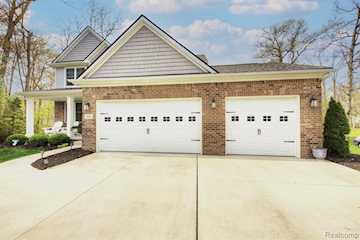 3088 Painted Dr in Marion Twp, MI Photo 3