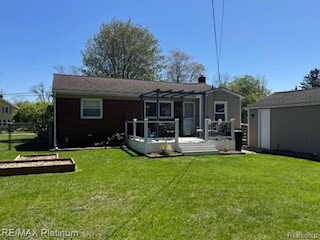 415 Crystal St in Milford Vlg, MI Photo 3