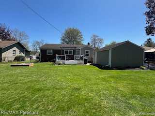 415 Crystal St in Milford Vlg, MI Photo 4