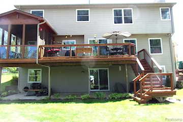 3163 W Ridge Ct in Commerce Twp, MI Photo 2