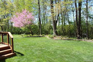 3163 W Ridge Ct in Commerce Twp, MI Photo 3