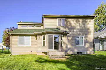 883 Inverness Dr in Oxford Twp, MI Photo 2