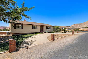 5805 N 1400  W St George, UT 84770 home for sale, MLS#25-263184 - Erika Rogers Photo 4