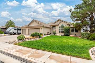 2208 E 2480  S St George, UT 84790 home for sale, MLS#25-263350 - Erika Rogers Photo 4