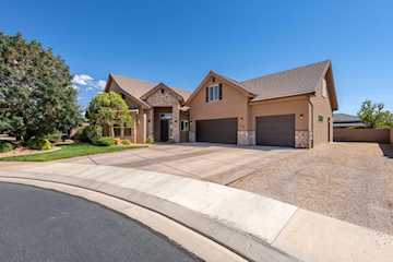 2546 E 3000 S CIR St George, UT 84790 home for sale, MLS#25-265028 - Erika Rogers Photo 2