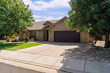 608 E 1010  S St George, UT 84790 home for sale, MLS#25-265362 - Erika Rogers Photo 2