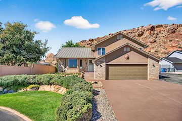 1045 E Hemlock CIR St George, UT 84790 home for sale, MLS#25-266144 - Erika Rogers Photo 2